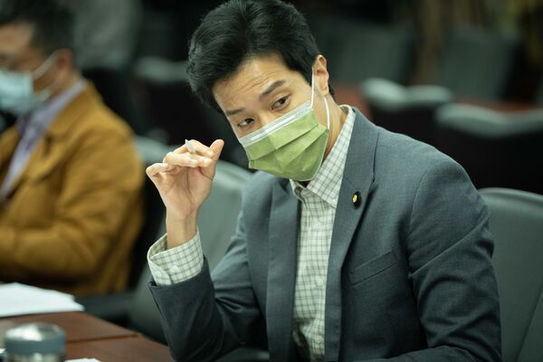 ▲《我們與惡的距離 II》7、8集進入疫情時代，深刻刻畫了當時的無奈。（圖／CATCHPLAY+ 提供）