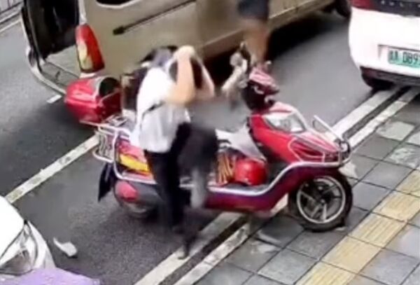 ▲▼  菜刀高空落下，差點砸到機車男           。（圖／翻攝華商報大風新聞 ）