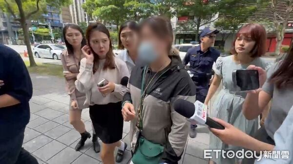 ▲▼黑貓送貨員遭女同事刺殺，妻子紅著眼奔赴警局。（圖／記者陳以昇攝，下同）