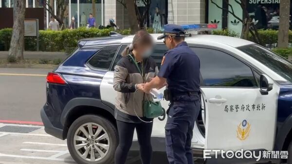 ▲▼黑貓送貨員遭女同事刺殺，妻子紅著眼奔赴警局。（圖／記者陳以昇攝，下同）