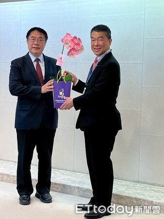 ▲台南市長黃偉哲30日拜會日本宮城縣知事村井嘉浩，雙方討論深化教育觀光交流。（記者林東良翻攝，下同）
