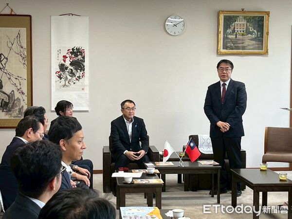 ▲台南市長黃偉哲30日拜會日本宮城縣知事村井嘉浩，雙方討論深化教育觀光交流。（記者林東良翻攝，下同）