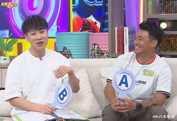 ▲小賴(左起)、融融、圖佳與偉晉在八大《娛樂百分百》聊旅行趣事。（圖／八大提供）