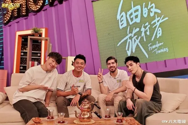 ▲小賴(左起)、融融、圖佳與偉晉在八大《娛樂百分百》聊旅行趣事。（圖／八大提供）