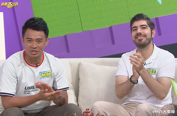 ▲小賴(左起)、融融、圖佳與偉晉在八大《娛樂百分百》聊旅行趣事。（圖／八大提供）