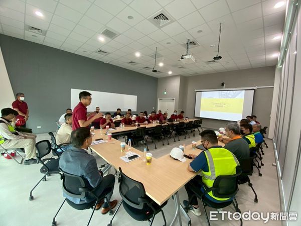 ▲統一企業集團與台南市消防局第四大隊30日於新市物流園區辦理消防實地踏勘演練，強化園區應變力。（記者林東良翻攝，下同）