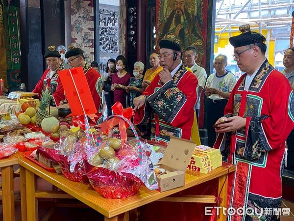 ▲台南祀典興濟宮迎來虎爺聖誕，信眾準備各式供品祝壽，現場香火鼎盛熱鬧非凡。（記者林東良翻攝，下同）