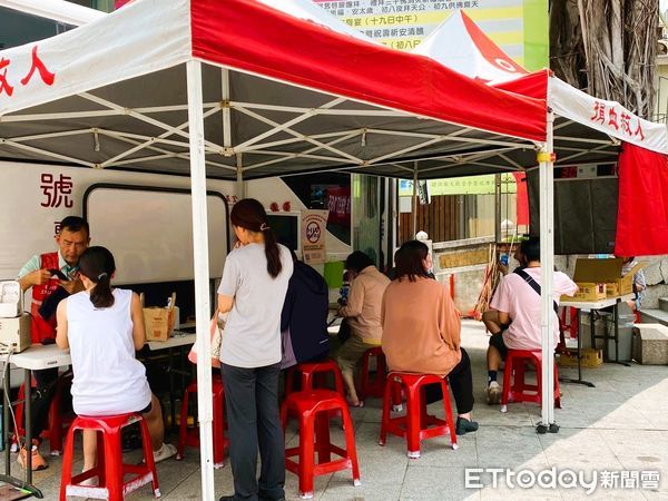 ▲台南祀典興濟宮迎來虎爺聖誕，信眾準備各式供品祝壽，現場香火鼎盛熱鬧非凡。（記者林東良翻攝，下同）