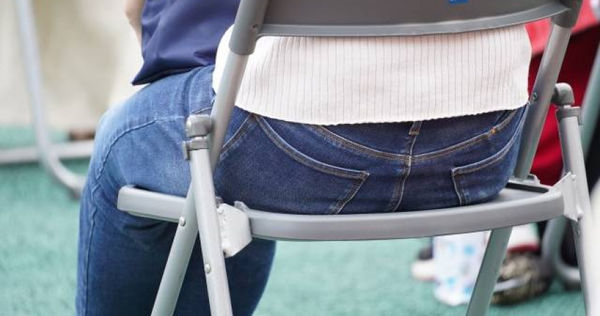 一個簡單平常的動作，就可以發現自己的身體健康狀況。（示意圖／翻攝自photoAC）