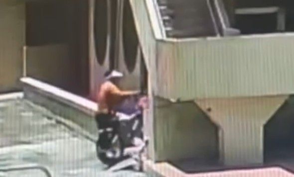 ▲田中鎮清山宮遭不明男子闖入倒插香埋剪刀噴口水。（圖／民眾提供）