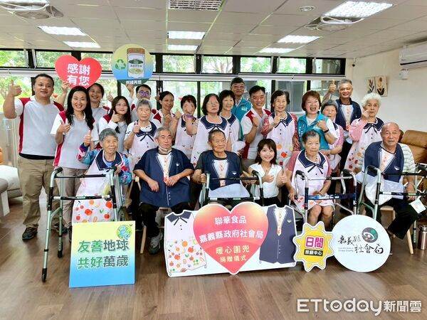 ▲▼     聯華食品捐贈嘉義縣環保圍兜 貼心設計呵護日照長輩  。（圖／嘉義縣政府提供）