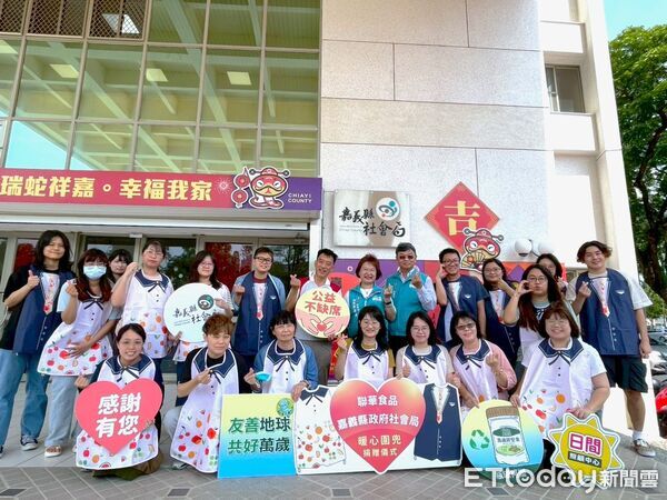 ▲▼     聯華食品捐贈嘉義縣環保圍兜 貼心設計呵護日照長輩  。（圖／嘉義縣政府提供）