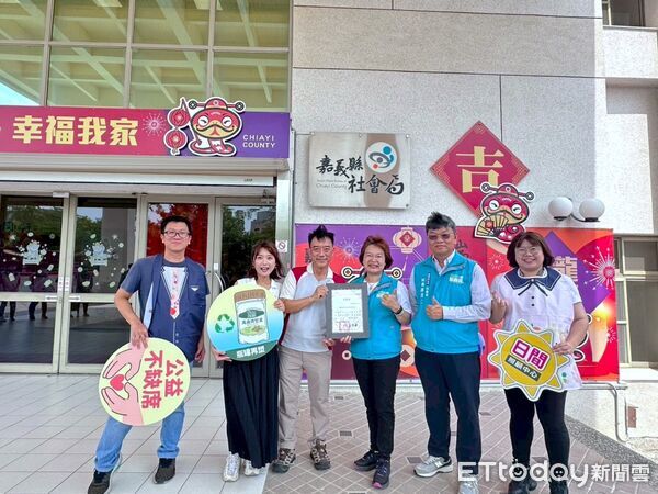 ▲▼     聯華食品捐贈嘉義縣環保圍兜 貼心設計呵護日照長輩  。（圖／嘉義縣政府提供）