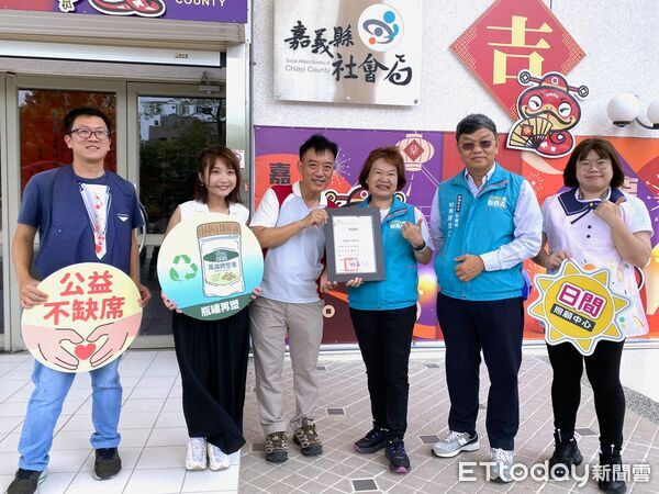 ▲▼     聯華食品捐贈嘉義縣環保圍兜 貼心設計呵護日照長輩  。（圖／嘉義縣政府提供）