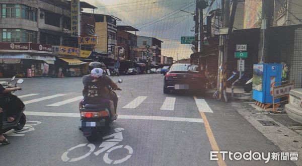 ▲萬巒鄉褒忠與中正路口交通事故。（圖／記者陳崑福翻攝）