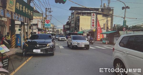 ▲萬巒鄉褒忠與中正路口交通事故。（圖／記者陳崑福翻攝）