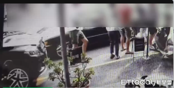 ▲萬巒鄉褒忠與中正路口交通事故。（圖／記者陳崑福翻攝）