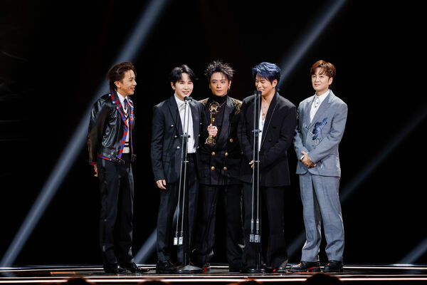 ▲彭佳慧表演節目「快樂的⼈請舉⼿+敲敲我的頭+我在客廳做的夢+舊夢+⼤齡⼥⼦+⾛在紅毯那⼀天」。（圖／台視提供）