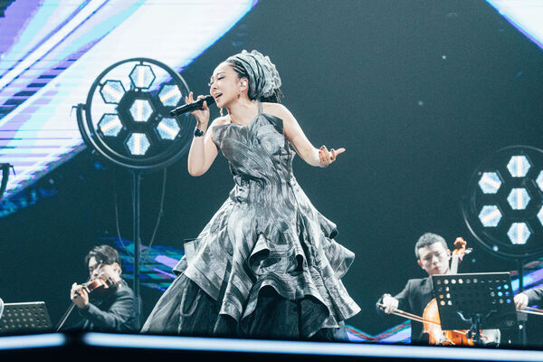 ▲彭佳慧表演節目「快樂的⼈請舉⼿+敲敲我的頭+我在客廳做的夢+舊夢+⼤齡⼥⼦+⾛在紅毯那⼀天」。（圖／台視提供）