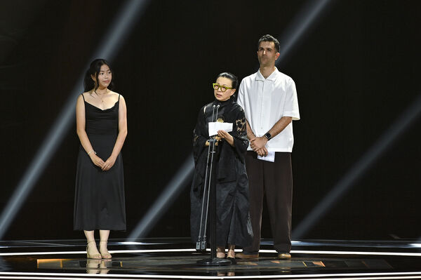 ▲彭佳慧表演節目「快樂的⼈請舉⼿+敲敲我的頭+我在客廳做的夢+舊夢+⼤齡⼥⼦+⾛在紅毯那⼀天」。（圖／台視提供）