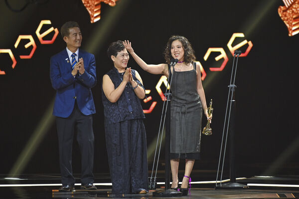 ▲彭佳慧表演節目「快樂的⼈請舉⼿+敲敲我的頭+我在客廳做的夢+舊夢+⼤齡⼥⼦+⾛在紅毯那⼀天」。（圖／台視提供）