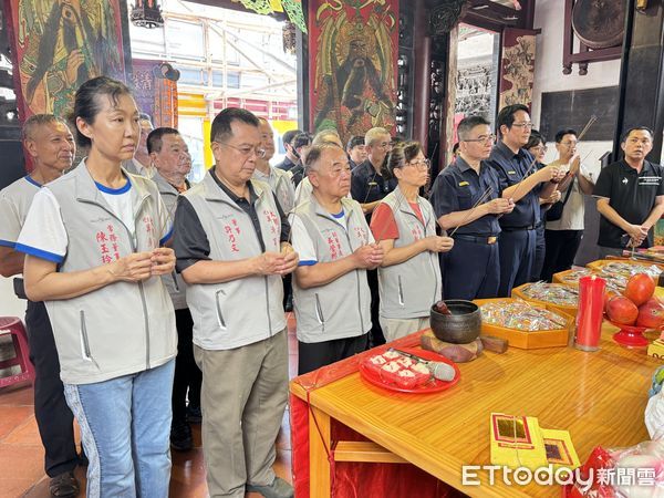 ▲台南祀典興濟宮與市警五分局推出全台首件聯名小神衣「虎力五保庇」。（記者林東良攝，下同）