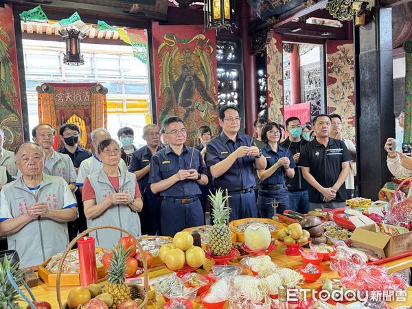 ▲台南祀典興濟宮與市警五分局推出全台首件聯名小神衣「虎力五保庇」。（記者林東良攝，下同）