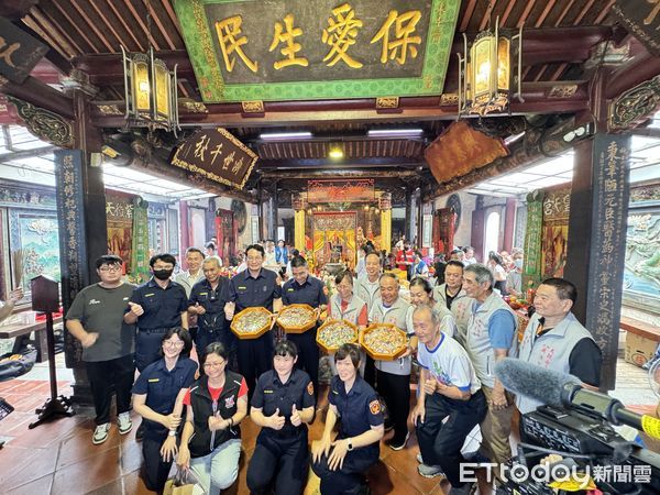 ▲台南祀典興濟宮與市警五分局推出全台首件聯名小神衣「虎力五保庇」。（記者林東良攝，下同）