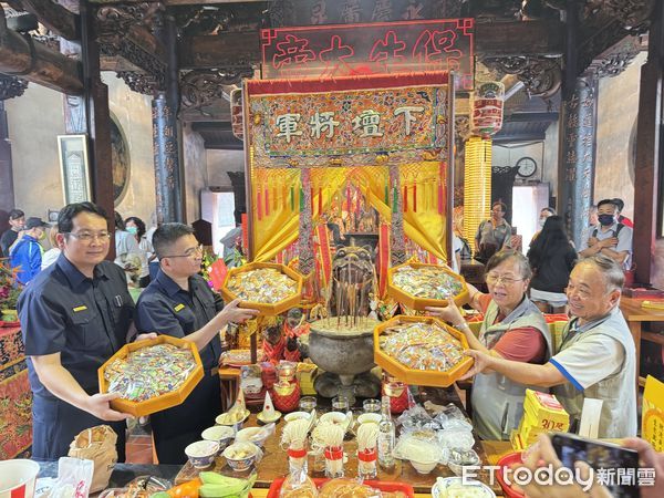 ▲台南祀典興濟宮與市警五分局推出全台首件聯名小神衣「虎力五保庇」。（記者林東良攝，下同）