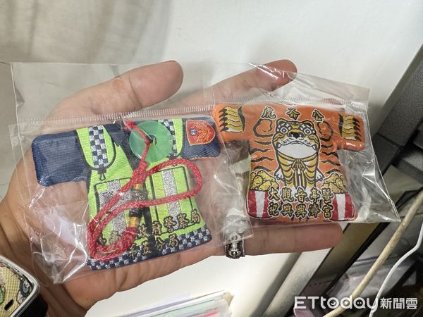▲台南祀典興濟宮與市警五分局推出全台首件聯名小神衣「虎力五保庇」。（記者林東良攝，下同）