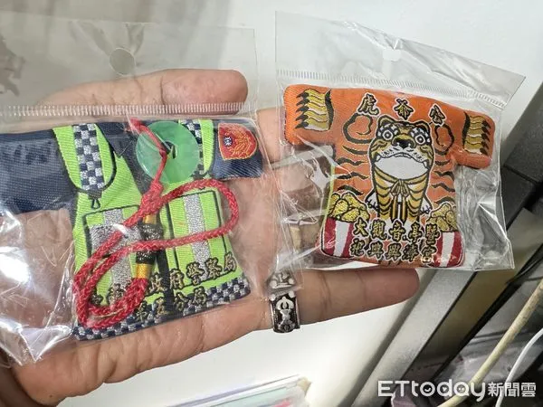 ▲台南祀典興濟宮與市警五分局推出全台首件聯名小神衣「虎力五保庇」。（記者林東良攝，下同）