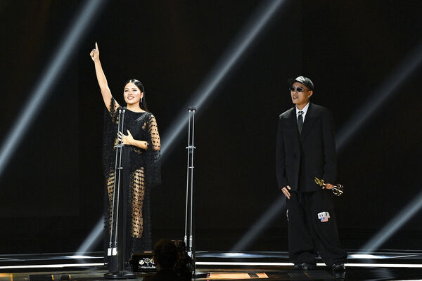 ▲彭佳慧表演節目「快樂的⼈請舉⼿+敲敲我的頭+我在客廳做的夢+舊夢+⼤齡⼥⼦+⾛在紅毯那⼀天」。（圖／台視提供）