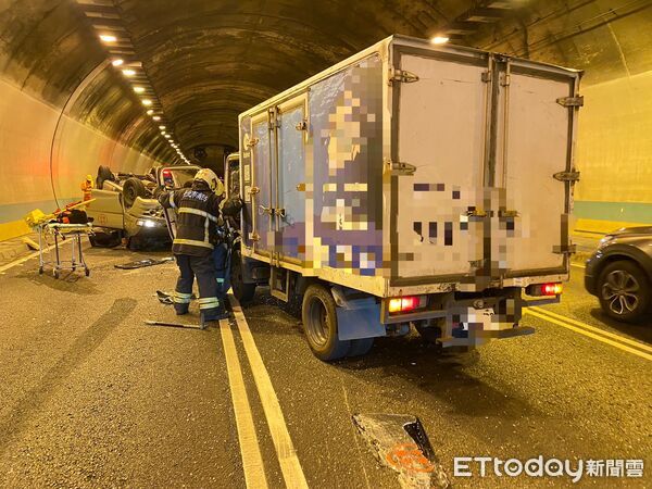 ▲國道3號木柵隧道內發生貨車追撞翻車事故。（圖／記者張君豪翻攝）