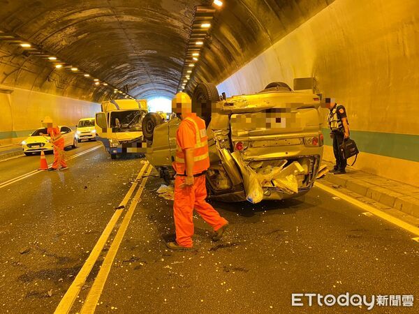 ▲國道3號木柵隧道內發生貨車追撞翻車事故。（圖／記者張君豪翻攝）