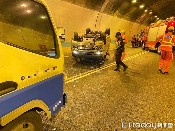 ▲國道3號木柵隧道內發生貨車追撞翻車事故。（圖／記者張君豪翻攝）
