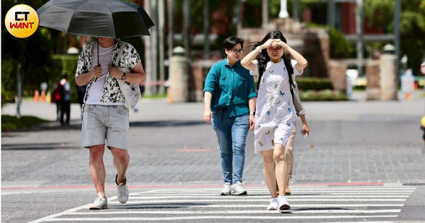 氣溫直線飆升，醫師提醒要多補充水分，就算待在冷氣房也不可輕忽。（圖／黃耀徵攝）