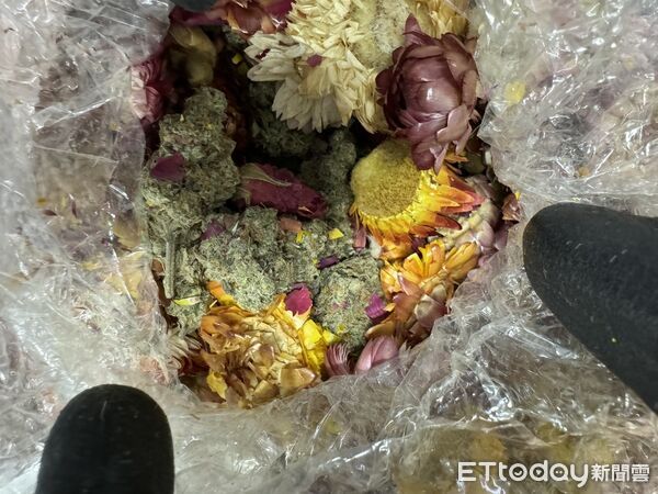 ▲刑事局破獲以乾燥花夾帶高純度大麻花進口的販毒集團、逮捕黃姓情侶檔及收貨人連男。（圖／記者張君豪翻攝）
