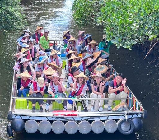 ▲踩線團搭乘竹筏悠遊台南四草綠色隧道，近距離欣賞紅樹林生態之美，感受台灣在地自然與文化觀光的獨特魅力。（圖／港務公司提供）