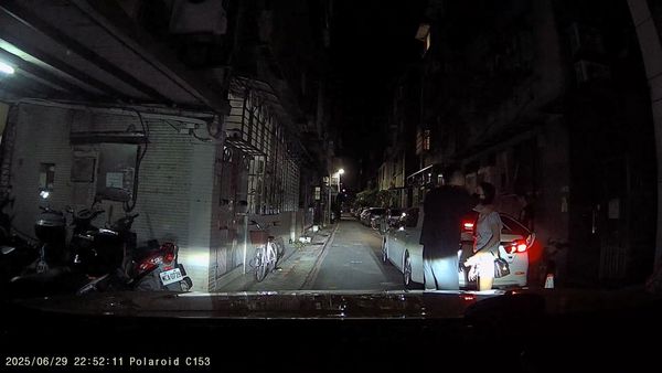 ▲29日晚間松山區街頭經傳男子強迫女子上車事件，警方調查發現是情侶吵架糾紛。（圖片來源：爆料公社）