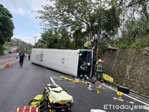 ▲新竹綠世界前遊覽車翻覆，駕駛命危送醫搶救中。（圖／記者楊永盛翻攝，下同）