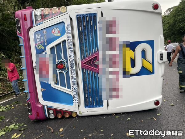 ▲新竹綠世界前遊覽車翻覆，駕駛命危送醫搶救中。（圖／記者楊永盛翻攝，下同）