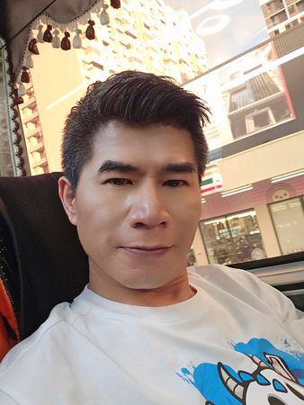 ▲葉昇峻暖心讓位給揹小孩的父親。（圖／翻攝自Facebook／寶島叫賣哥 - 葉昇峻）