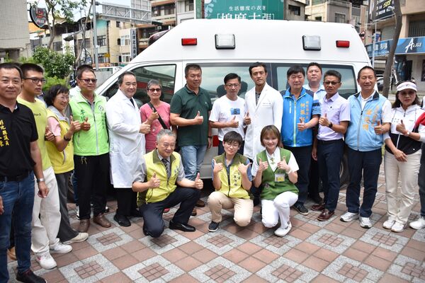 ▲彰化企業捐贈救護車給彰濱秀傳醫院。（圖／記者唐詠絮翻攝）