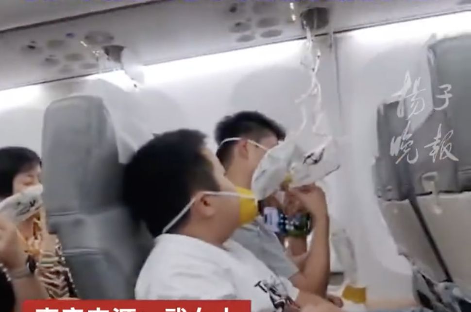 ▲上海飛日本班機萬米高空急墜，機艙內氧氣罩全面落下。（圖／翻攝微博）