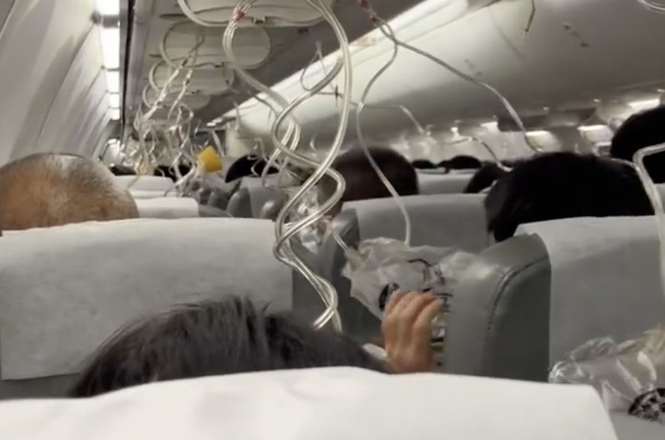 ▲上海飛日本班機萬米高空急墜，機艙內氧氣罩全面落下。（圖／翻攝微博）