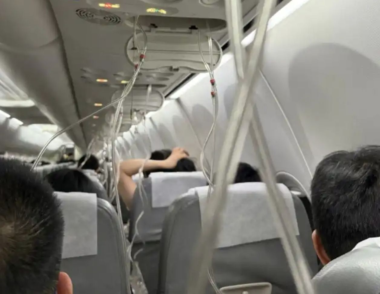 ▲上海飛日本班機萬米高空急墜，機艙內氧氣罩全面落下。（圖／翻攝微博）