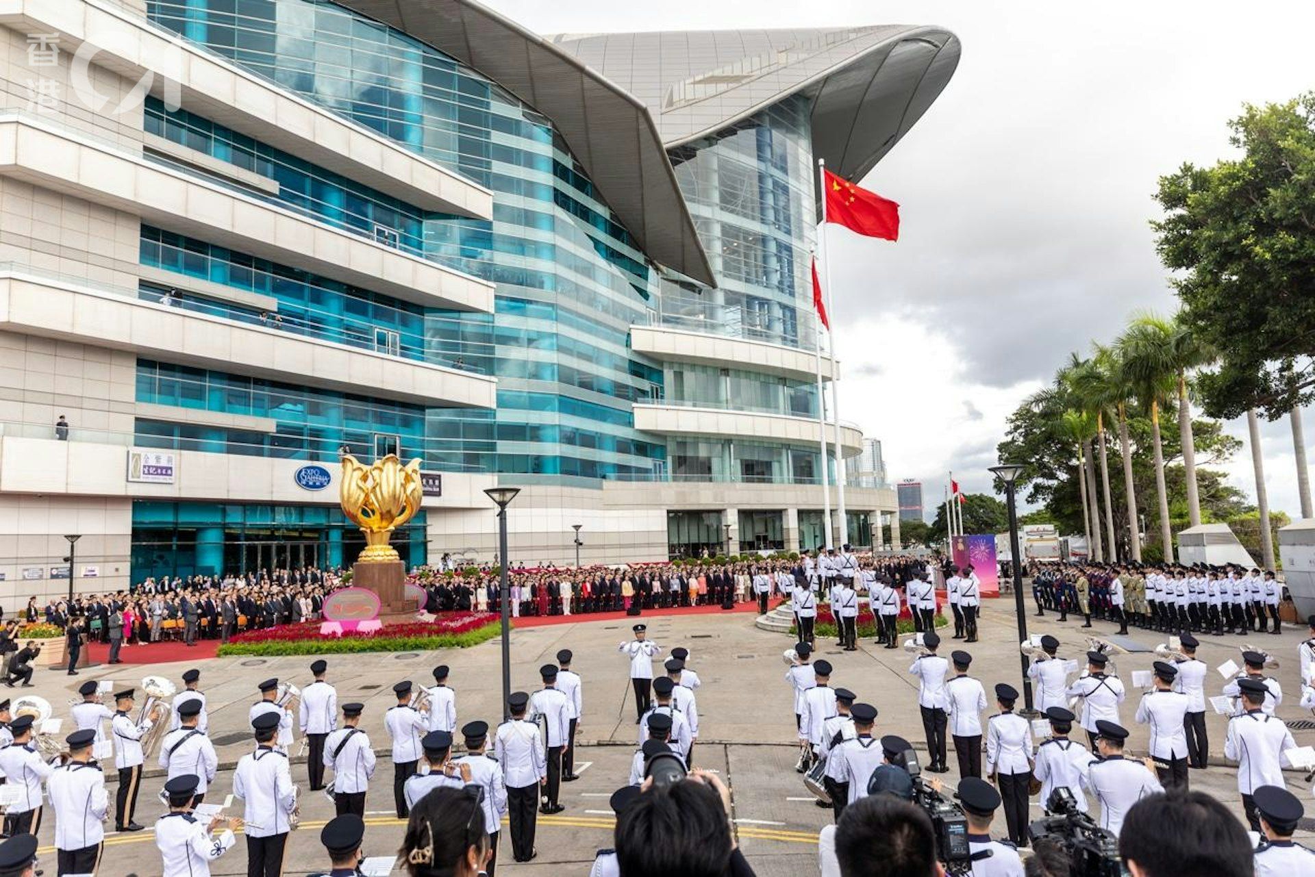 ▲香港金紫荊廣場舉行升旗儀式，慶祝回歸28週年。（圖／香港01）
