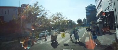 學童上學驚險瞬間 台南新南國小前導護揮旗竟遭機車強闖