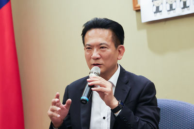 台灣關稅20%可望「再調降」 林俊憲PO長輩圖解釋談判流程