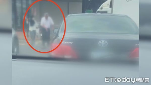 ▲▼一名拄杖老翁準備駕車畫面引發網友熱議，憂其身體狀況恐影響行車安全 。（圖／畫面翻攝自Threads_網友element_666）